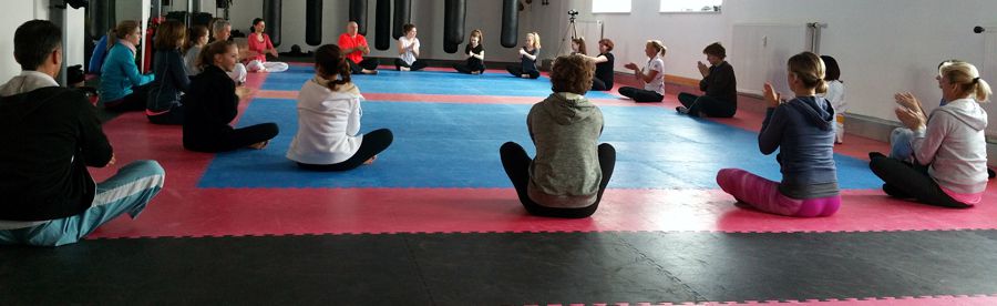 Frauen im Kreis beim Hapkido Selbstverteidigungskurs in Starnberg